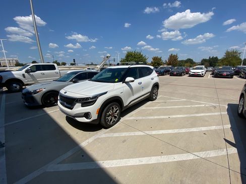 Used 2021 Kia Seltos SX w/ SX Sunroof Package AWD/4WD image 2