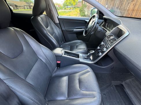 Used 2016 Volvo XC60 T5 Premier w/ Proximity Package image 4