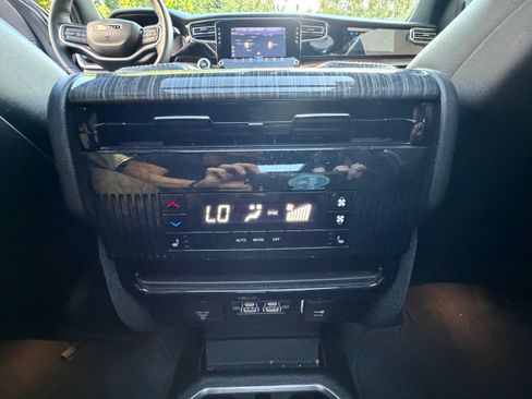 Used 2022 Jeep Wagoneer Series III w/ Premium Group I AWD/4WD image 23