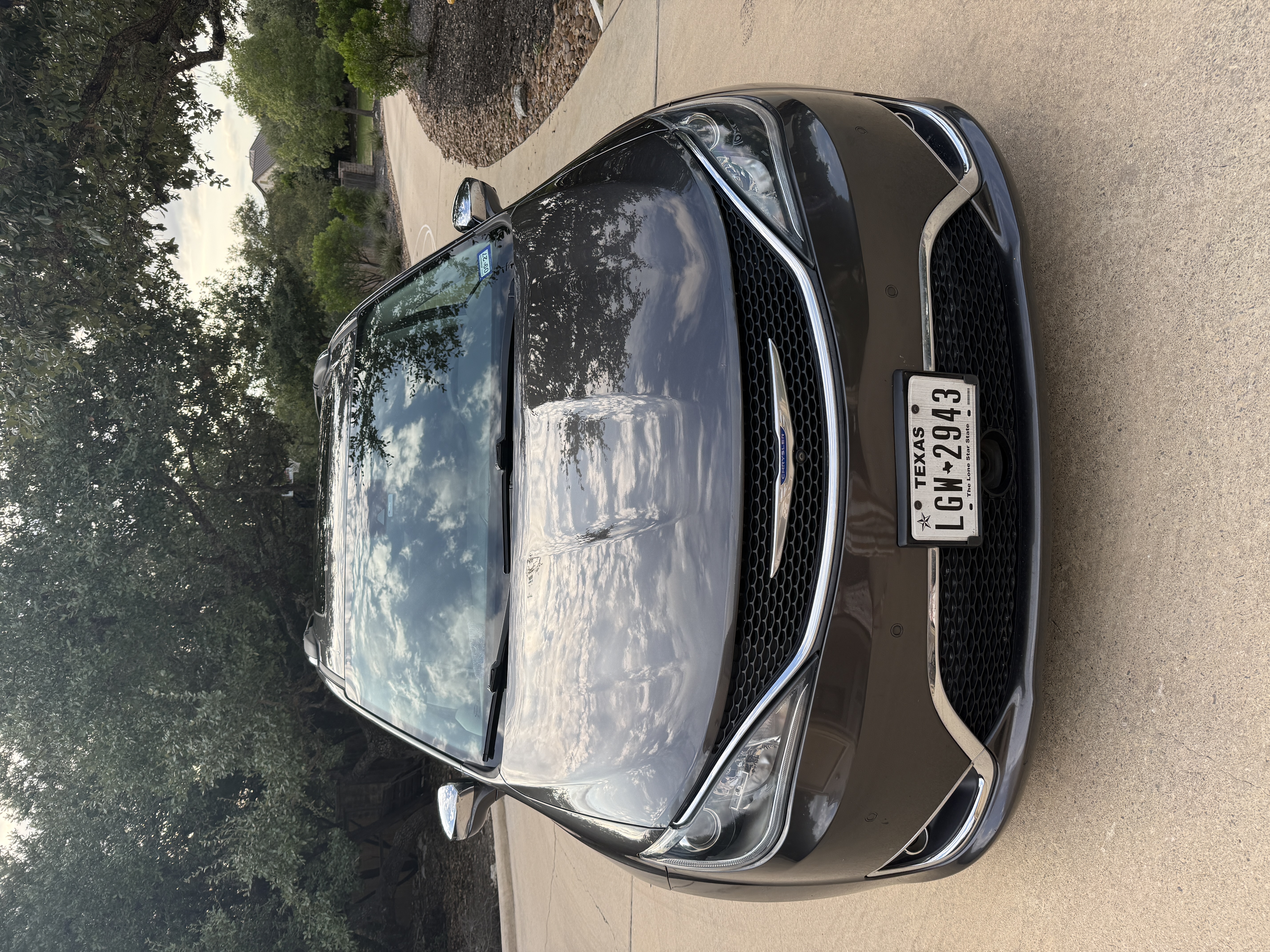 Used 2018 Chrysler Pacifica Limited w/ Tire & Wheel Group FWD image 2