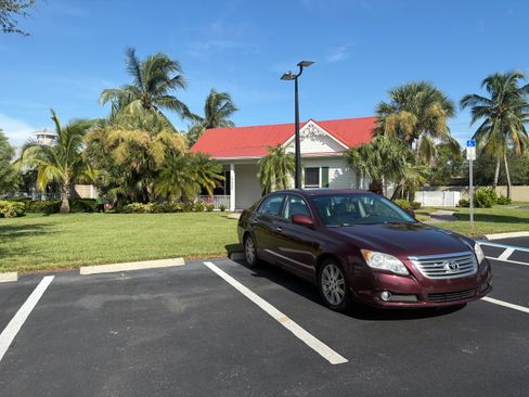 Used 2008 Toyota Avalon Limited FWD image 2