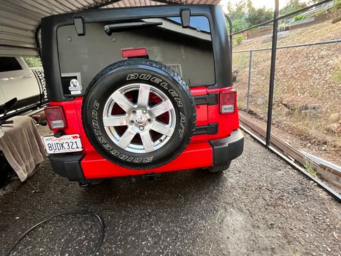 Used 2017 Jeep Wrangler Sahara w/ Connectivity Group AWD/4WD image 5