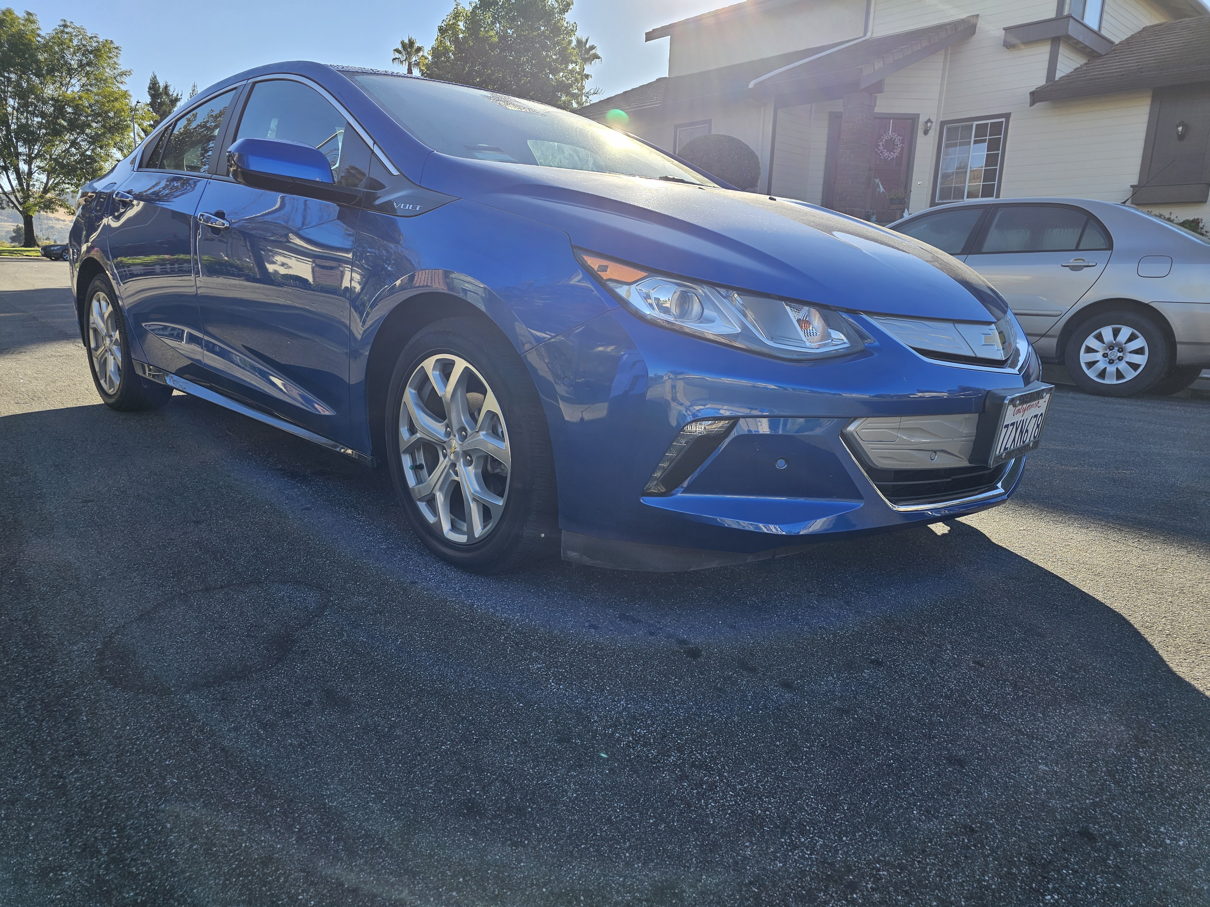 Used 2017 Chevrolet Volt Premier w/ Driver Confidence II Package FWD image 2