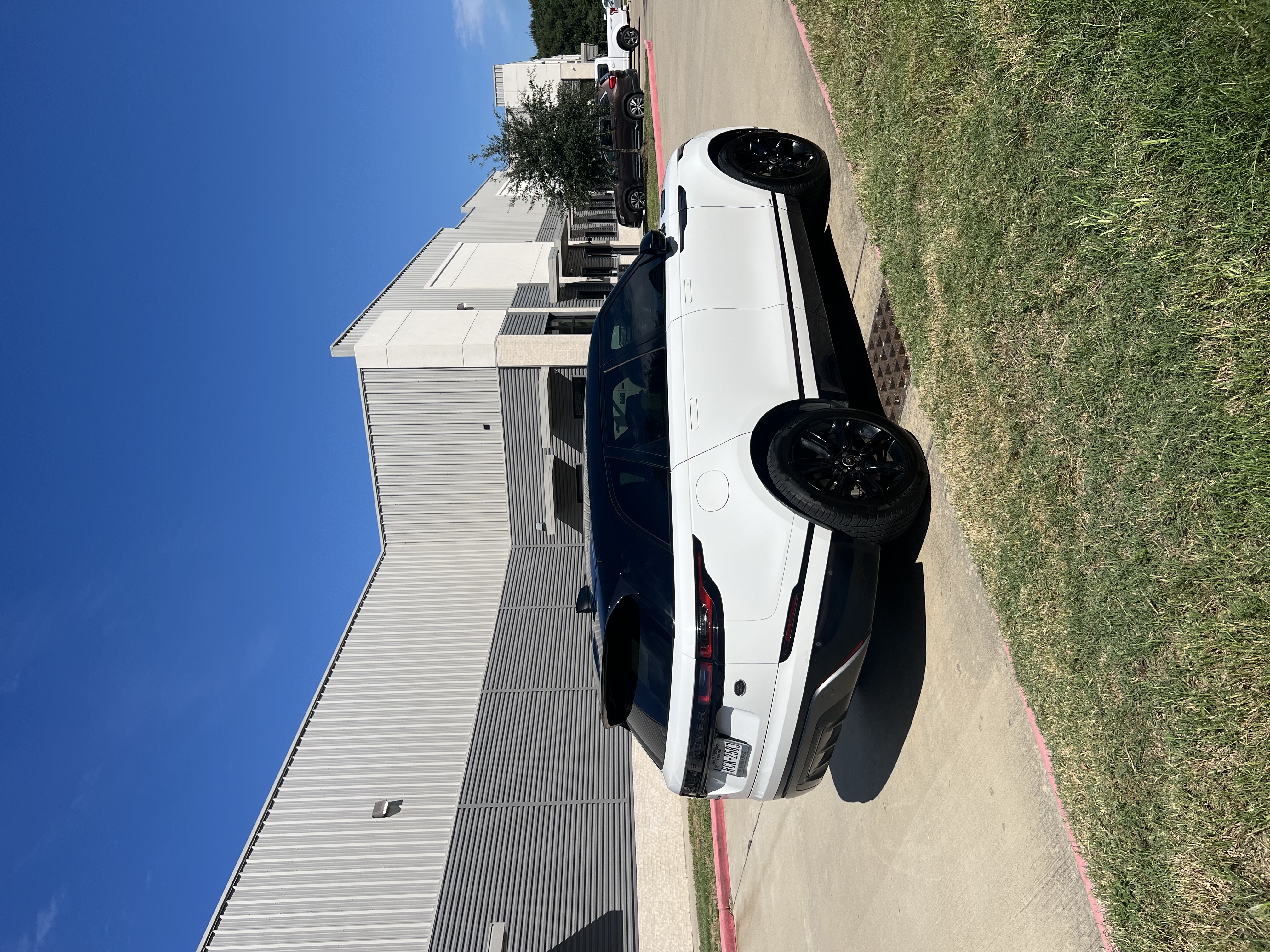 Used 2018 Land Rover Range Rover Velar R-Dynamic SE AWD/4WD image 4