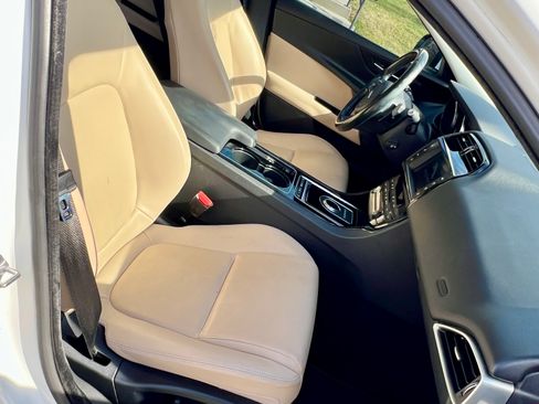 Used 2017 Jaguar XE Premium image 9