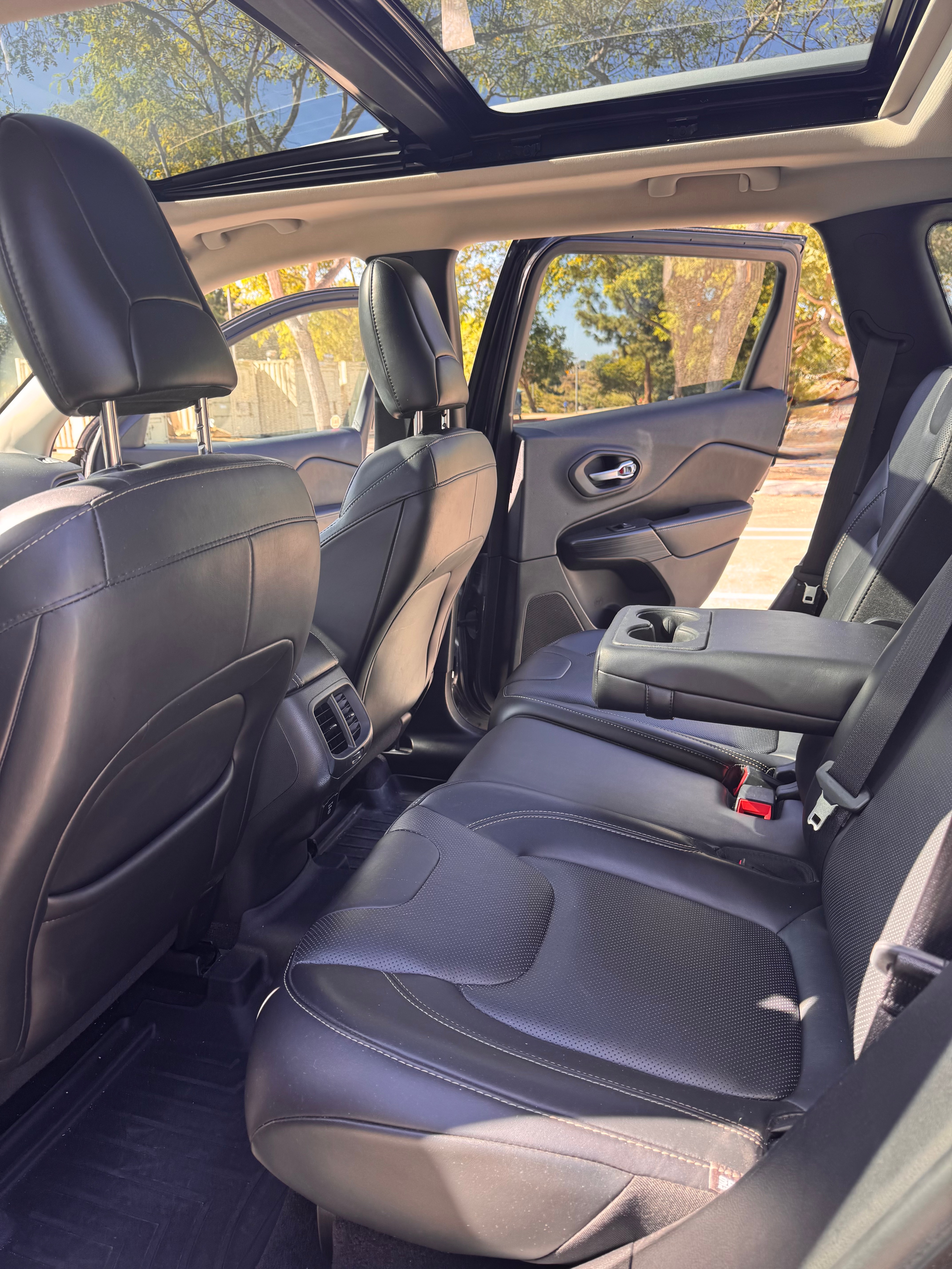 Used 2016 Jeep Cherokee Limited w/ Luxury Group AWD/4WD image 12