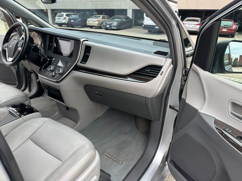 Used 2015 Toyota Sienna XLE image 9