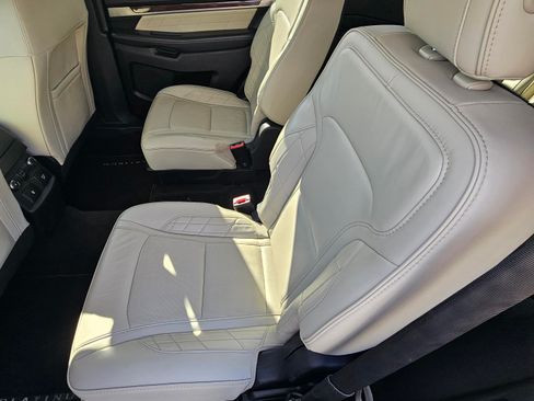 Used 2017 Ford Explorer Platinum image 10