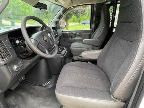Used 2018 Chevrolet Express 2500 w/ Driver Convenience Package image 9