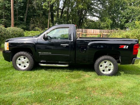 Used 2008 Chevrolet Silverado 1500 LT w/ Suspension Package, Off-Road AWD/4WD image 2