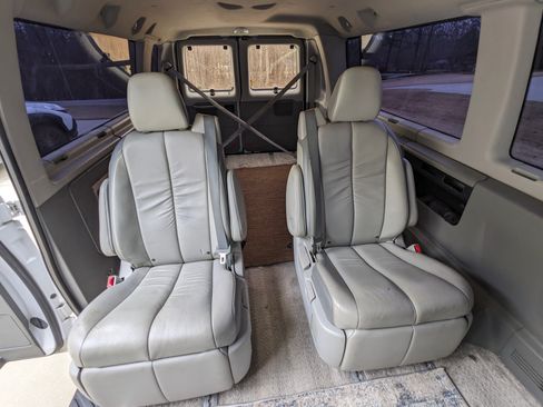 Used 2010 Ford E-350 and Econoline 350 XLT image 24