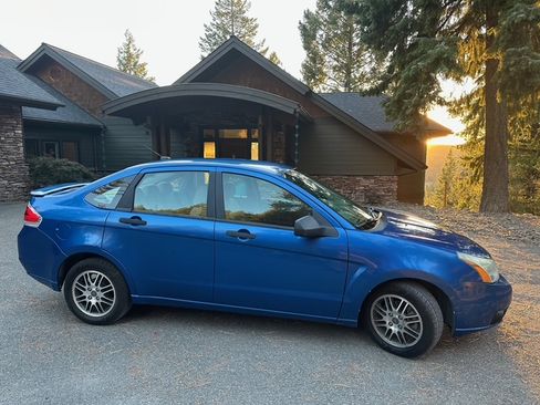 Used 2010 Ford Focus SE image 1