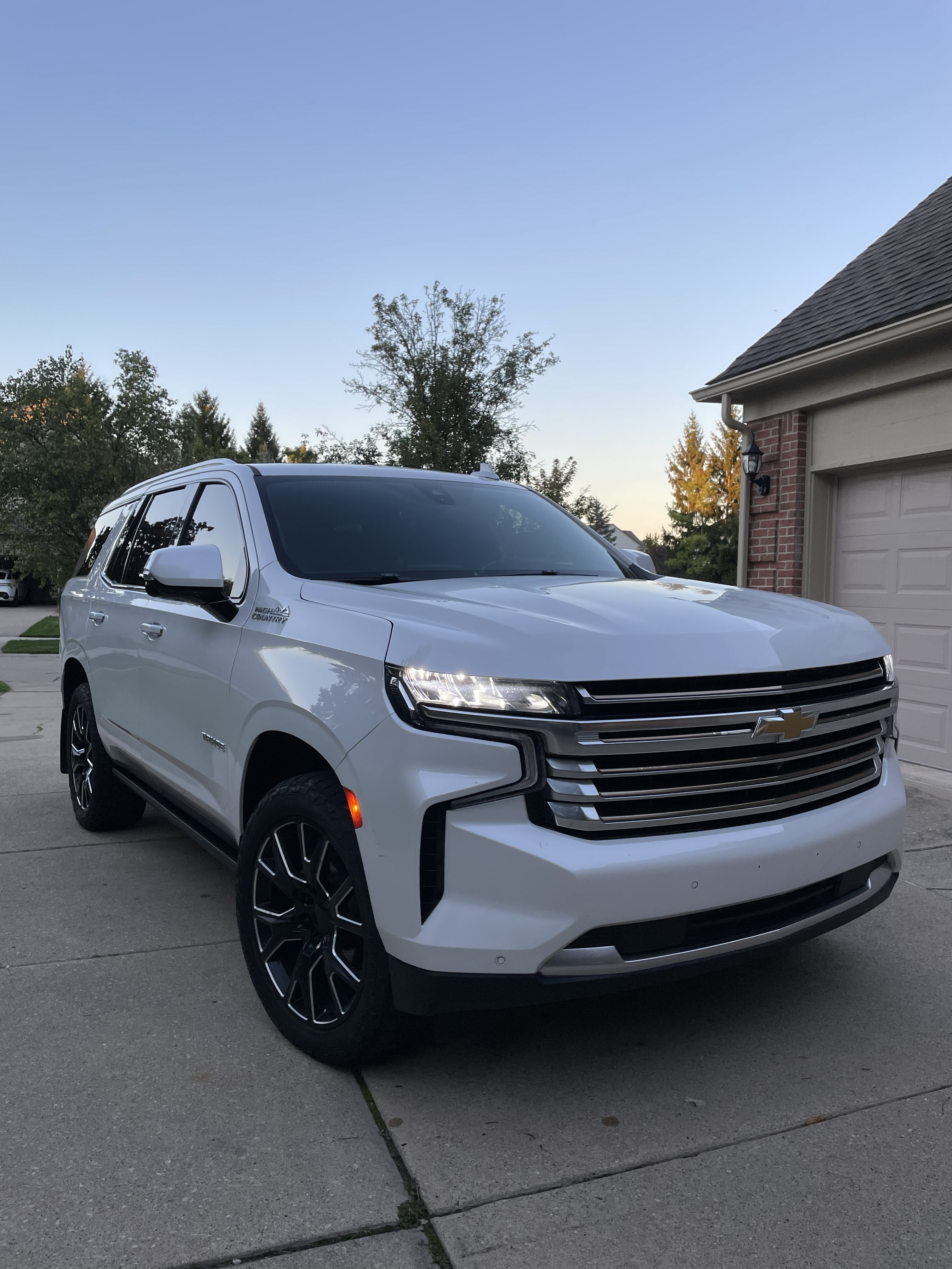 Used 2021 Chevrolet Tahoe High Country w/ Premium Package 2 AWD/4WD image 2