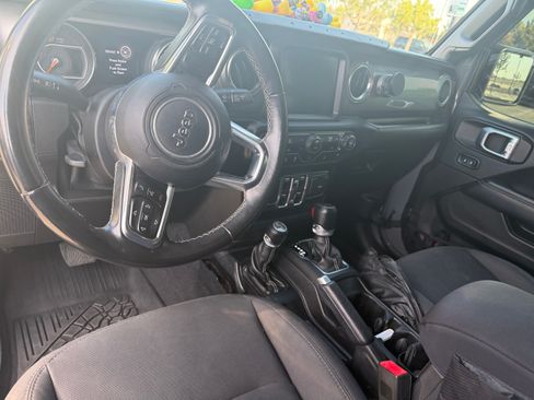 Used 2018 Jeep Wrangler Unlimited Sahara AWD/4WD image 9
