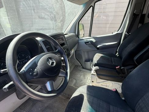 Used 2016 Mercedes-Benz Sprinter 2500 image 9