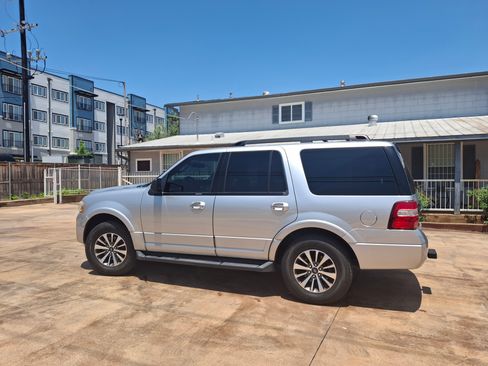 Used 2017 Ford Expedition XLT image 2