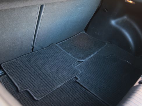 Used 2017 Hyundai Veloster Value Edition image 32