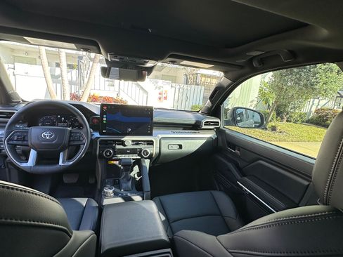 Used 2025 Toyota Tacoma TRD Off-Road image 9