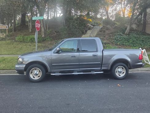 Used 2003 Ford F150 Lariat image 2