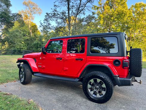 Used 2018 Jeep Wrangler Unlimited Sahara image 2