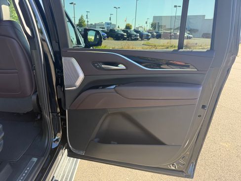 Used 2024 Cadillac Escalade ESV Sport Platinum w/ LPO, ONYX Package image 16