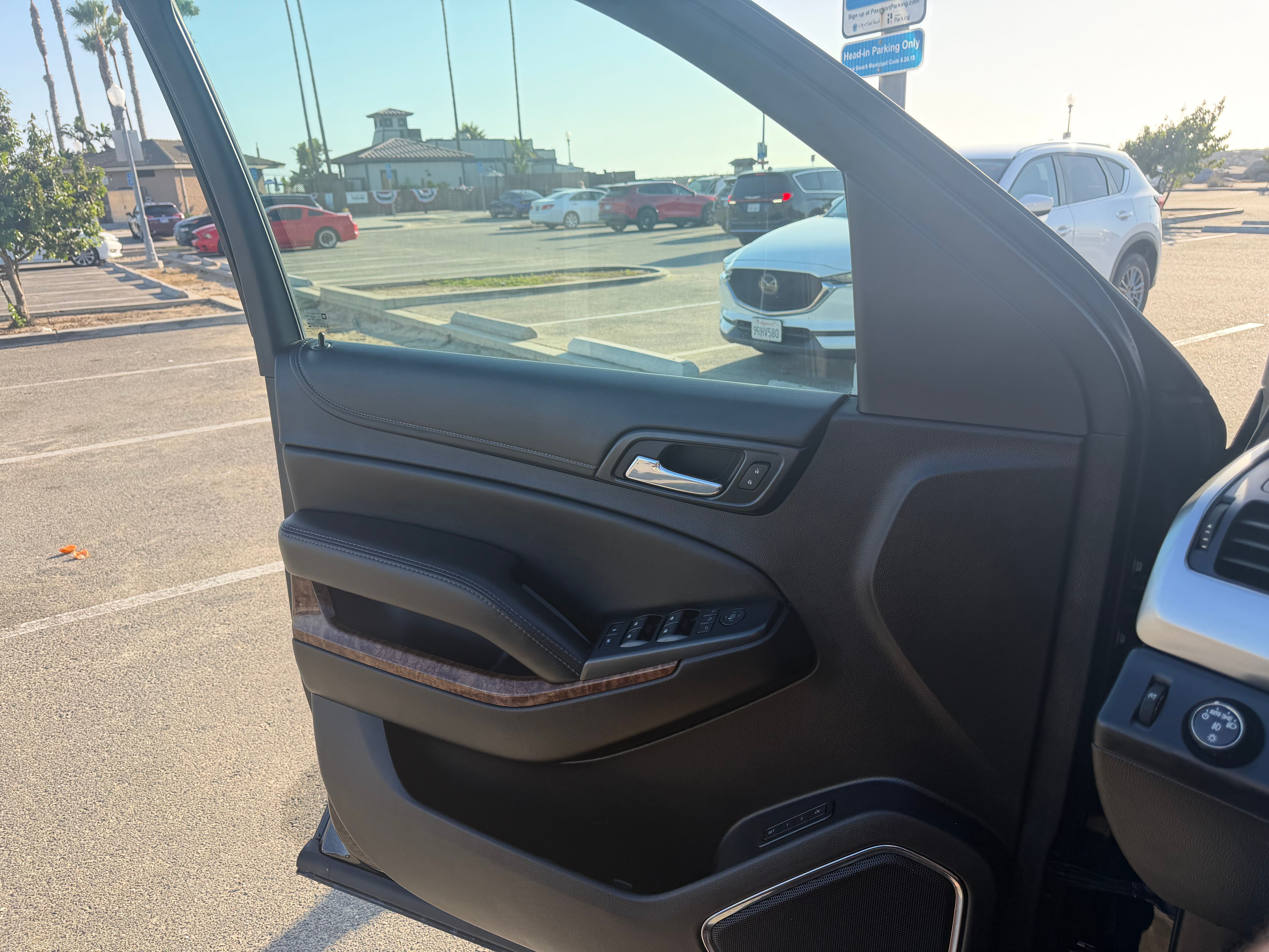 Used 2016 Chevrolet Suburban LTZ RWD image 23