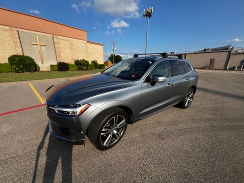 Used 2018 Volvo XC60 T5 Momentum w/ Convenience Package image 1
