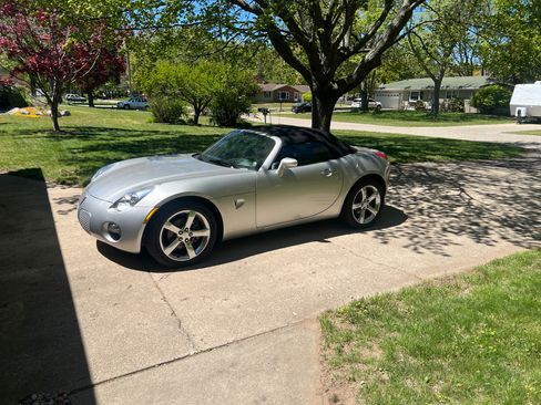 Used 2007 Pontiac Solstice Convertible w/ Premium Package RWD image 1