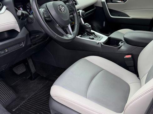 Used 2022 Toyota RAV4 XLE Premium image 10