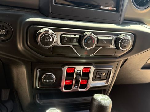 Used 2018 Jeep Wrangler Unlimited Sport S AWD/4WD image 9