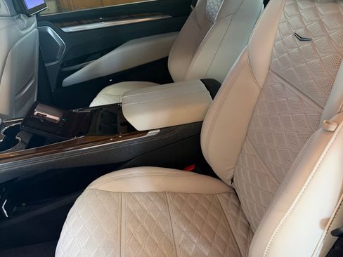 Used 2026 Cadillac Escalade ESV Platinum Sport AWD/4WD image 8
