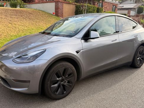 Used 2025 Tesla Model Y Long Range RWD image 2