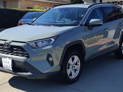 Used 2020 Toyota RAV4 XLE w/ Convenience Package FWD image 4