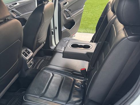 Used 2018 Volkswagen Tiguan SEL Premium w/ R-Line Package image 9