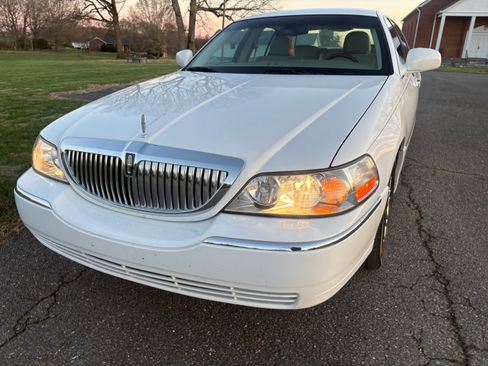 Used 2009 Lincoln Town Car Signature Limited image 2