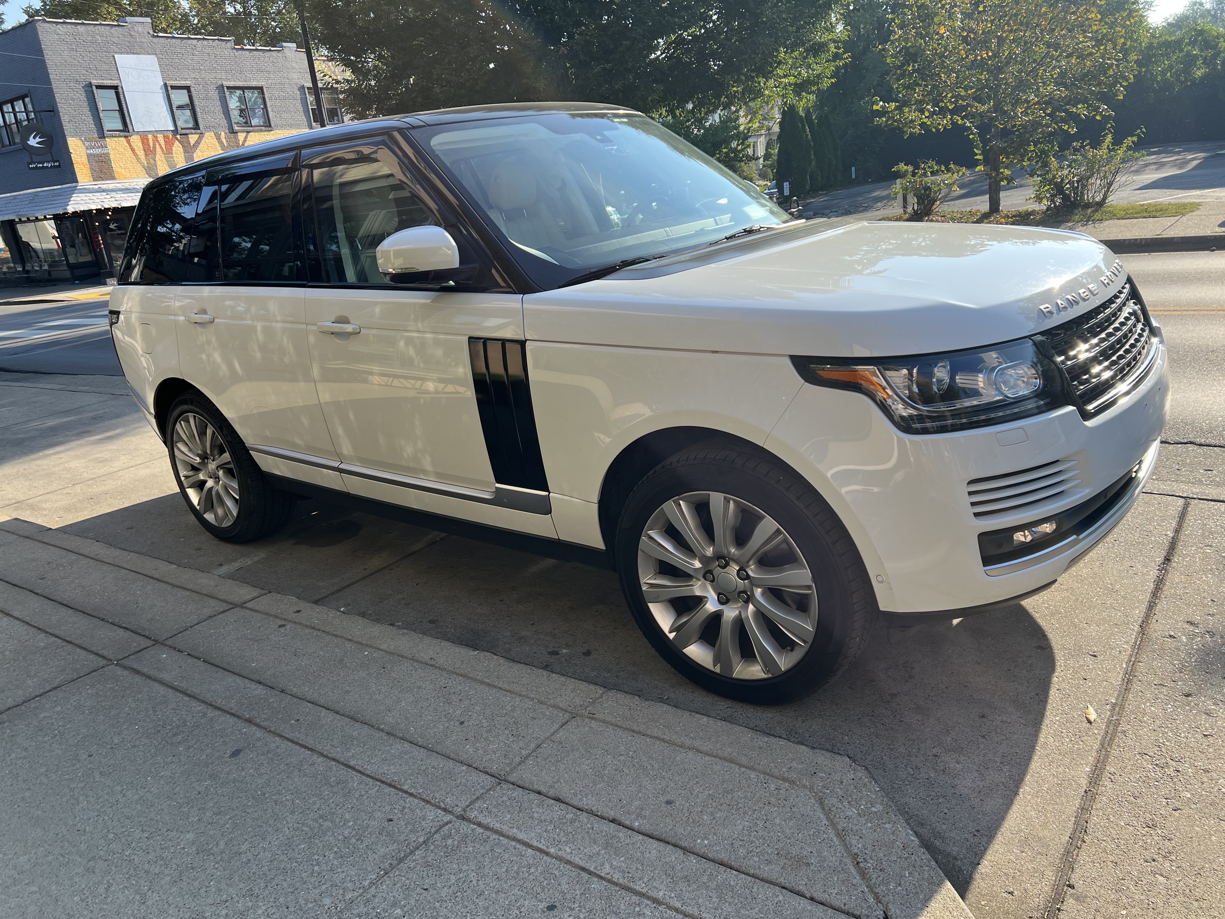 Used 2016 Land Rover Range Rover HSE AWD/4WD image 1