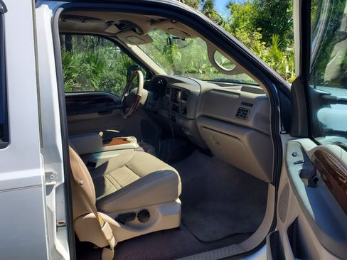 Used 2000 Ford Excursion Limited image 9