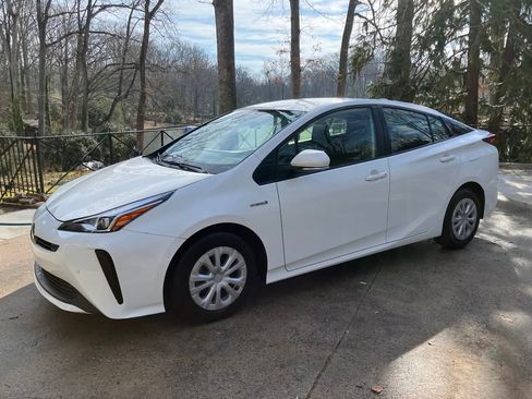 Used 2022 Toyota Prius LE image 2