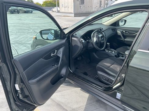 Used 2018 Nissan Rogue SV image 11
