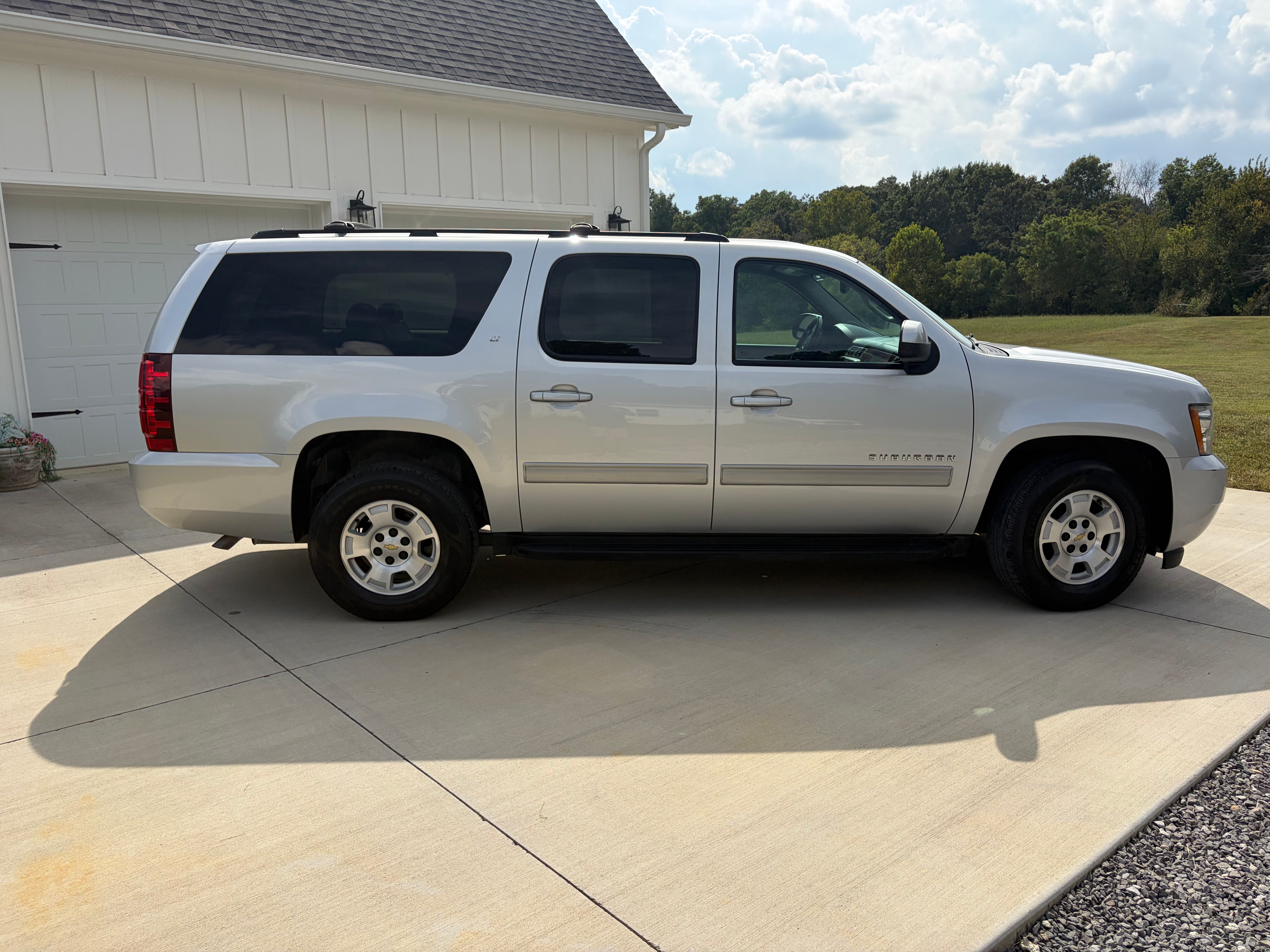 Used 2014 Chevrolet Suburban LT RWD image 8