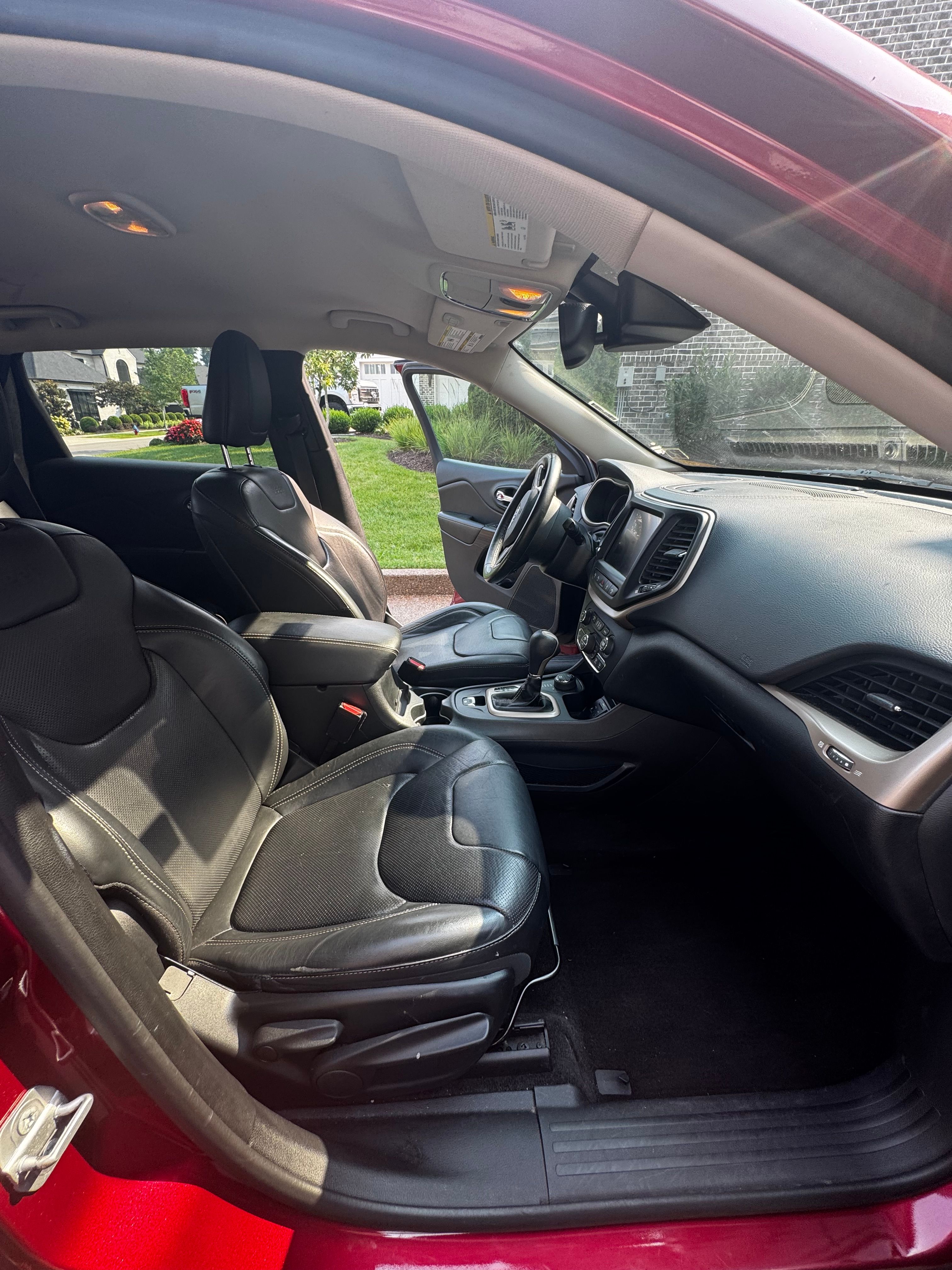 Used 2015 Jeep Cherokee Limited w/ Luxury Group AWD/4WD image 8