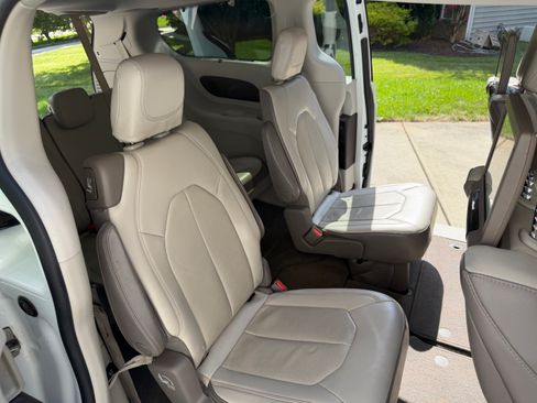Used 2017 Chrysler Pacifica Touring-L Plus w/ Advanced Safetytec Group FWD image 17