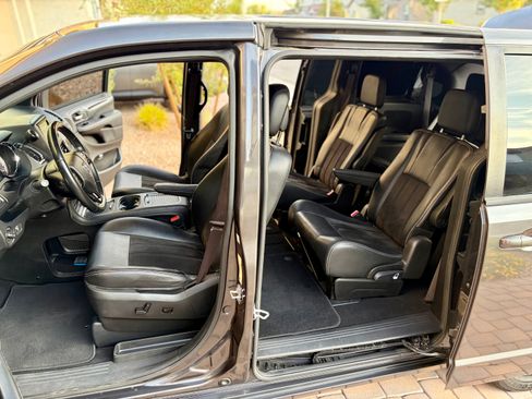 Used 2019 Dodge Grand Caravan SXT w/ Blacktop Package FWD image 16