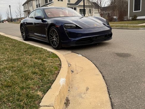 Used 2021 Porsche Taycan image 11