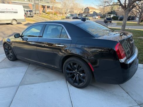 Used 2017 Chrysler 300 C image 6