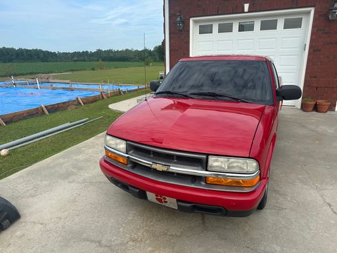 Used 1998 Chevrolet S10 Pickup 2WD Regular Cab w/ Preferred Equipment Group image 2