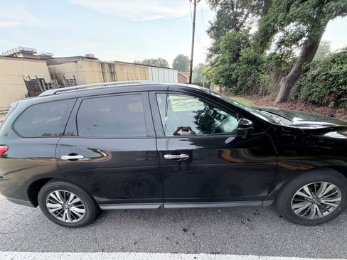 Used 2018 Nissan Pathfinder SL FWD image 4