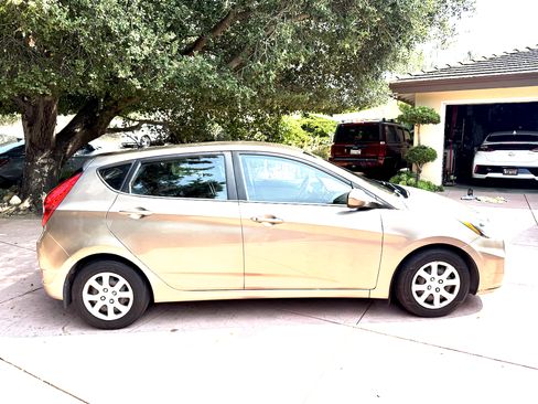 Used 2012 Hyundai Accent GS image 8