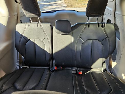 Used 2017 Chrysler Pacifica Touring-L Plus image 28