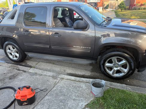 Used 2010 Chevrolet Avalanche LS RWD image 9